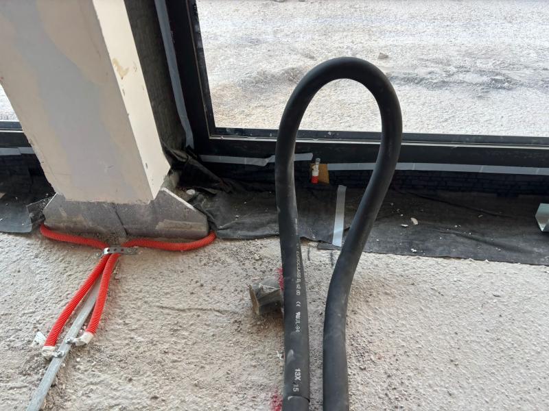 Instalacijske trase uz bazu stupa u Hotelu Marjan