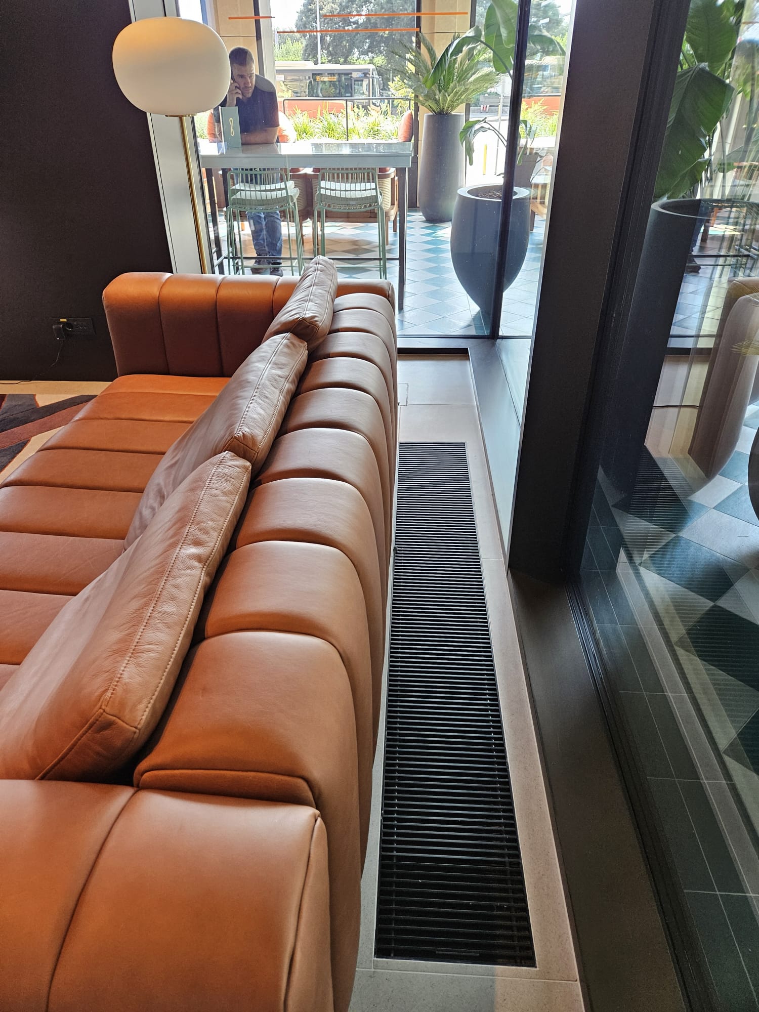 Hotel Keight – detalj rešetke podnog ventilokonvektora uz sofu